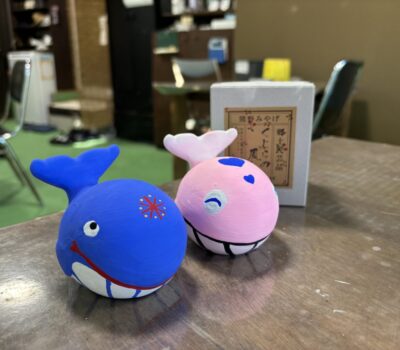 【KUMAKUMA取材部】世界にひとつ! 自分だけの「くじらの民芸品」絵付に挑戦! 【KUMAKUMA取材部】世界にひとつ! 自分だけの「くじらの民芸品」絵付に挑戦!