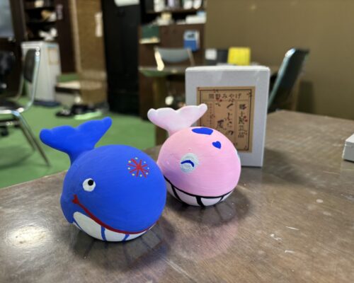 【KUMAKUMA取材部】世界にひとつ! 自分だけの「くじらの民芸品」絵付に挑戦! 【KUMAKUMA取材部】世界にひとつ! 自分だけの「くじらの民芸品」絵付に挑戦!
