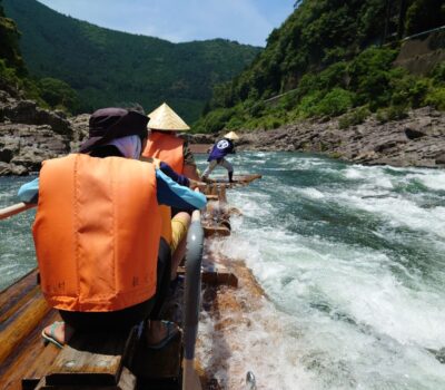 【KUMAKUMA取材部】 北山川の自然に囲まれながら、 筏に乗って急流下りで大冒険! 【KUMAKUMA取材部】 北山川の自然に囲まれながら、 筏に乗って急流下りで大冒険!