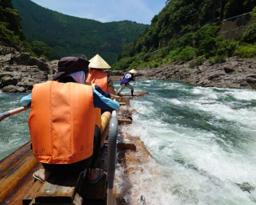【KUMAKUMA取材部】 北山川の自然に囲まれながら、 筏に乗って急流下りで大冒険! 【KUMAKUMA取材部】 北山川の自然に囲まれながら、 筏に乗って急流下りで大冒険!